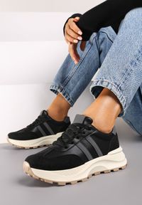 Renee - Czarne Sznurowane Sneakersy na Płaskiej Podeszwie Wykończone Ozdobnymi Paskami Navirina. Zapięcie: pasek. Kolor: czarny. Materiał: jeans. Wzór: paski. Obcas: na płaskiej podeszwie #5