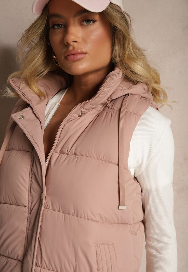 Renee - Różowa Kamizelka Pikowana z Kapturem Ozdobiona Sznurkami Eleandra. Okazja: na co dzień. Typ kołnierza: kaptur. Kolor: różowy. Materiał: jeans. Wzór: aplikacja. Styl: klasyczny, elegancki, casual