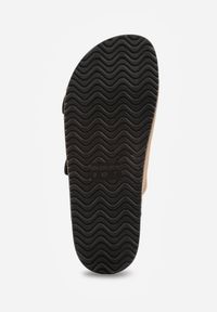 Born2be - Brązowe Klapki z Imitacji Zamszu z Korkową Podeszwą i Klamrami Chalose. Okazja: na co dzień. Kolor: brązowy. Materiał: zamsz. Styl: casual #3