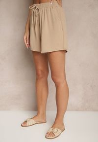Renee - Ciemnobeżowe Szorty High Waist Ozdobione Sznurkiem Lunevia. Okazja: na co dzień. Stan: podwyższony. Kolor: beżowy. Wzór: aplikacja. Styl: casual #4