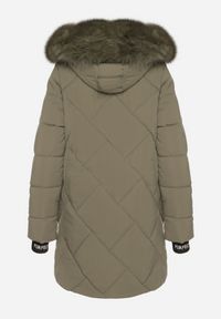 Born2be - Ciemnozielona Pikowana Kurtka z Kapturem z Futrem i Ściągaczami przy Rękawach Dacce. Okazja: na co dzień. Typ kołnierza: kaptur. Kolor: zielony. Materiał: futro. Styl: casual #7