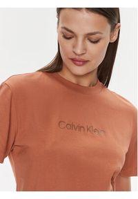 Calvin Klein T-Shirt Hero Logo K20K205448 Brązowy Regular Fit. Kolor: brązowy. Materiał: bawełna #4