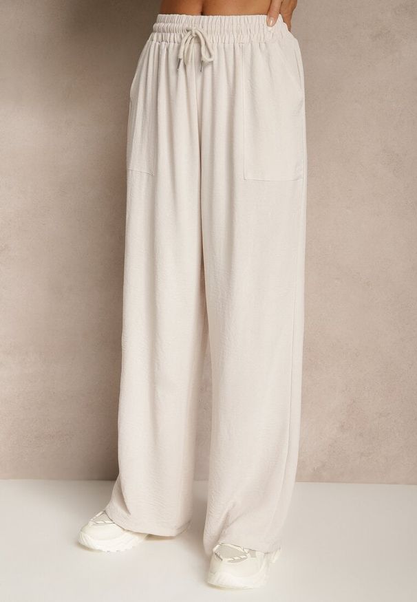 Renee - Jasnobeżowe Szerokie Spodnie z Wiskozą z Gumką w Pasie Lealirre. Okazja: na co dzień. Kolor: beżowy. Materiał: wiskoza. Wzór: gładki. Styl: casual