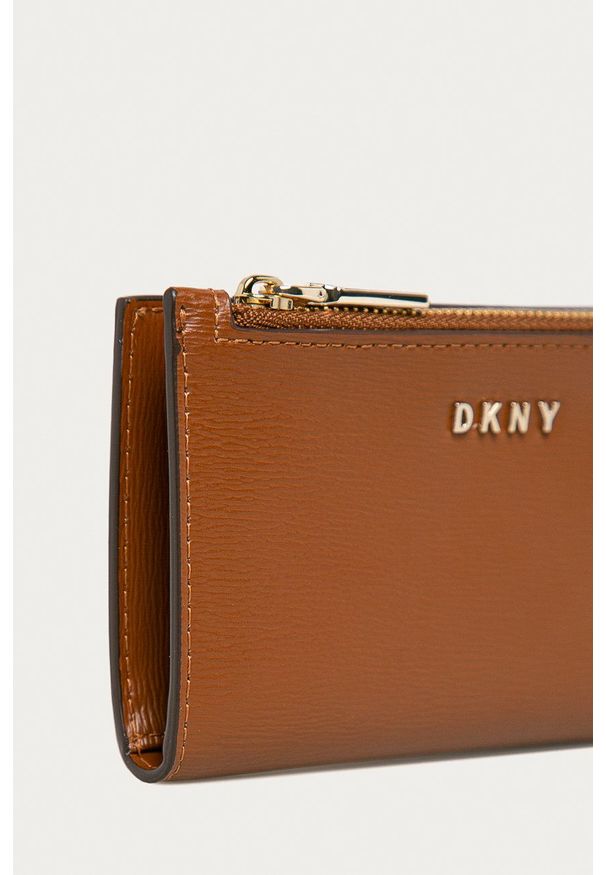 DKNY - Dkny - Portfel skórzany. Kolor: brązowy. Materiał: skóra. Wzór: gładki