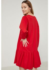 medicine - Medicine sukienka bawełniana kolor czerwony mini oversize. Kolor: czerwony. Materiał: bawełna. Długość rękawa: długi rękaw. Typ sukienki: oversize. Długość: mini #5