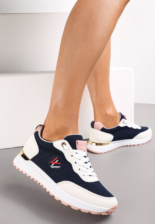 Renee - Granatowe Sneakersy z Haftowaną Naszywką i Metaliczną Wstawką Elnara. Okazja: na co dzień. Kolor: niebieski. Materiał: jeans. Wzór: aplikacja, haft