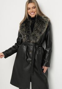 Born2be - Czarny Jednorzędowy Płaszcz z Imitacji Skóry z Wiązanym Paskiem i Odpinanym Futrem Semivora. Okazja: na co dzień. Kolor: czarny. Materiał: futro, skóra. Długość rękawa: długi rękaw. Długość: długie. Styl: elegancki, casual, rockowy #1