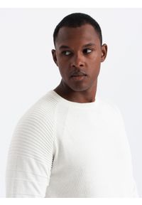 Ombre Clothing - Sweter męski raglan z prążkowanymi rękawami – biały V1 OM-SWSW-0144 - XXL. Okazja: na co dzień. Kolor: biały. Materiał: prążkowany. Długość rękawa: raglanowy rękaw. Wzór: aplikacja, ze splotem, prążki, jednolity. Styl: casual #5