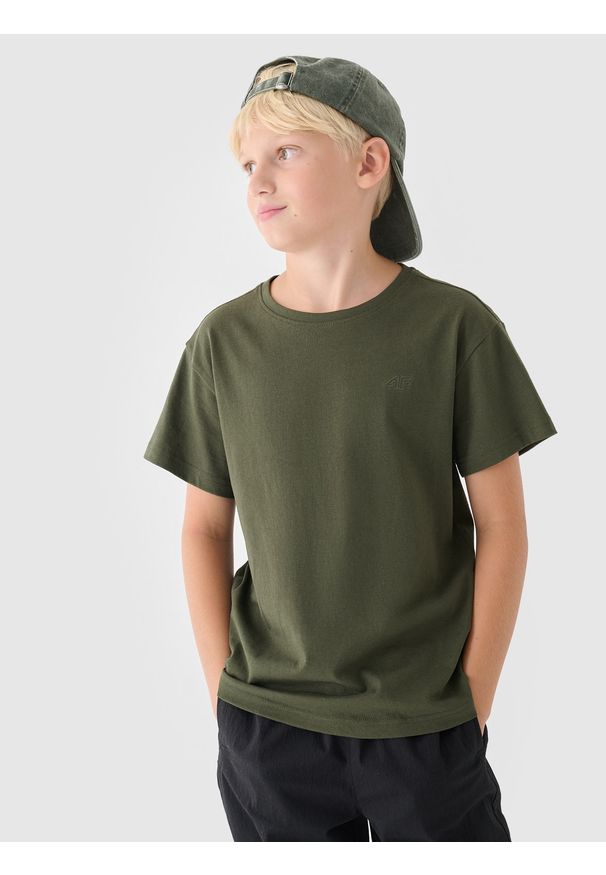 4f - T-shirt gładki chłopięcy - oliwkowy/khaki. Okazja: na co dzień. Kolor: oliwkowy, brązowy, wielokolorowy. Materiał: bawełna, jersey, dzianina. Długość rękawa: krótki rękaw. Długość: krótkie. Wzór: gładki. Styl: sportowy, casual, klasyczny