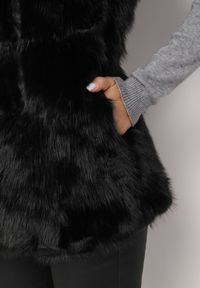 Born2be - Czarna Kamizelka z Futerka Ozdobiona Wstawkami z Ekoskóry Robenissa. Kolor: czarny. Materiał: futro. Wzór: aplikacja #4