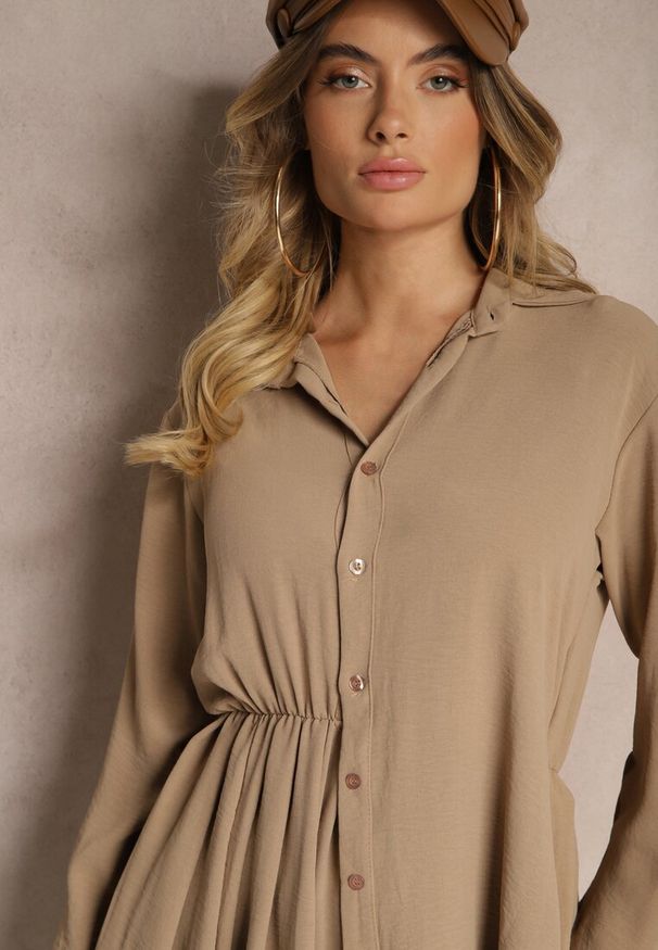 Renee - Ciemnobeżowa Koszulowa Sukienka o Asymetrycznym Rozkloszowanym Kroju z Gumką w Talii Eloriana. Okazja: na co dzień. Kolor: beżowy. Materiał: skóra. Typ sukienki: asymetryczne, koszulowe. Styl: wizytowy, casual, rockowy, elegancki