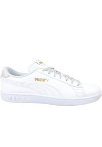 Buty do chodzenia damskie Puma Smash V2 Metallics JR. Zapięcie: sznurówki. Kolor: biały. Materiał: materiał, syntetyk, guma. Szerokość cholewki: normalna. Sport: turystyka piesza