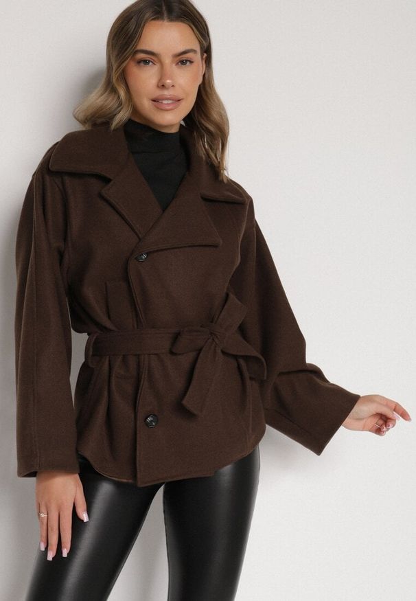 Born2be - Brązowy Krótki Płaszcz z Wiskozą o Pudełkowym Kroju z Wiązanym Paskiem i Kołnierzem Tusilia. Okazja: na co dzień. Kolor: brązowy. Materiał: wiskoza. Długość: krótkie. Styl: casual, klasyczny
