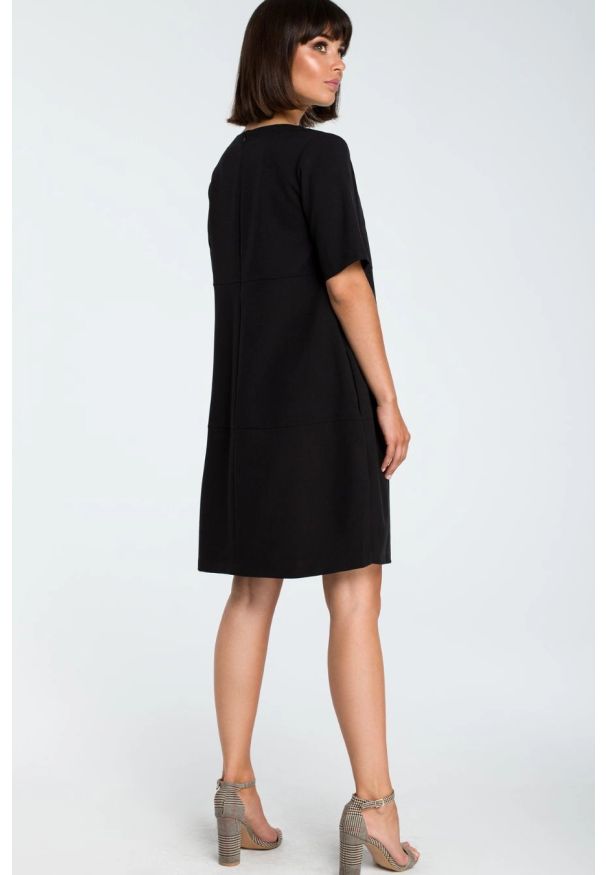 BeWear - Lniana sukienka na lato bombka oversize z kieszeniami czarna. Okazja: na spacer, na co dzień, do pracy. Kolor: czarny. Materiał: len. Sezon: lato. Typ sukienki: oversize, bombki. Styl: casual