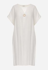 Born2be - Biała Pudełkowa Sukienka z Lnem i Wiskozą Zdobiona Metalicznym Guzikiem Phisoth. Okazja: do pracy, na co dzień, na spotkanie biznesowe. Kolekcja: plus size. Kolor: biały. Materiał: wiskoza, len. Wzór: aplikacja. Sezon: lato. Typ sukienki: proste, dla puszystych. Styl: elegancki, biznesowy, casual #7