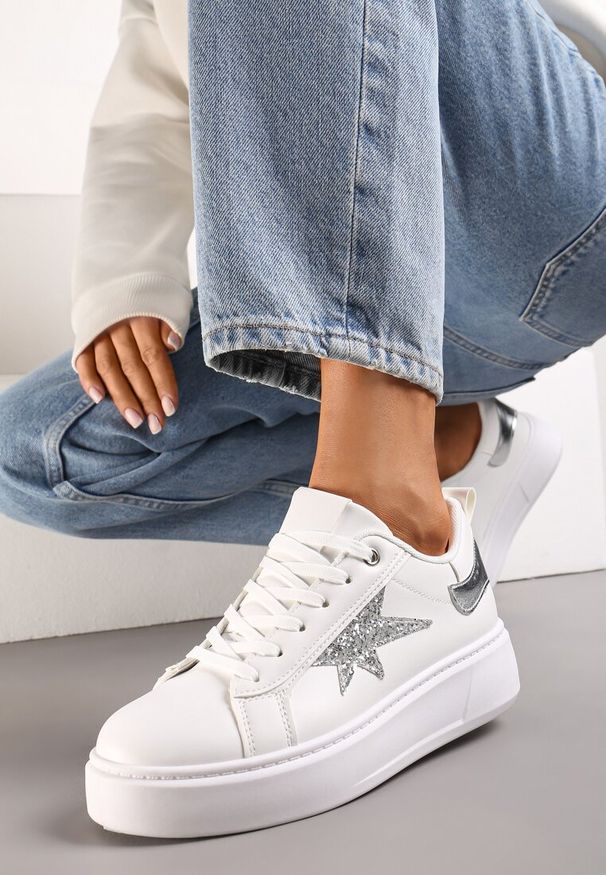 Born2be - Białe Sneakersy z Ekoskóry na Platformie z Brokatową Gwiazdką Lominia. Okazja: na co dzień. Kolor: biały. Obcas: na platformie