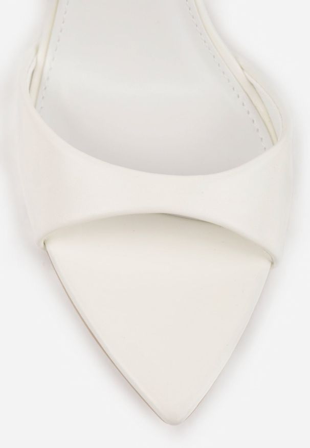 Renee - Białe Eleganckie Sandały w Szpic na Szpilce ze Sprzączką Murierah. Okazja: na imprezę, na co dzień. Zapięcie: sprzączka. Kolor: biały. Materiał: jeans. Obcas: na szpilce. Styl: elegancki