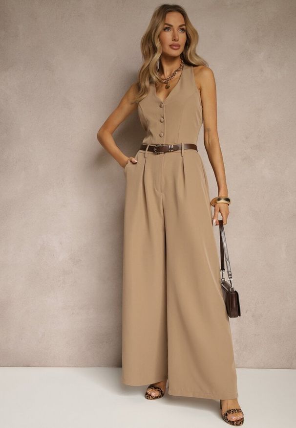 Renee - Ciemnobeżowy Taliowany Kombinezon z Guzikami Nilaviella. Kolor: beżowy. Długość: długie. Styl: elegancki