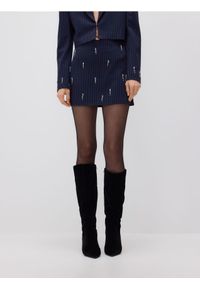 Reserved - Spódnica z ozdobną aplikacją - granatowy. Kolor: niebieski. Materiał: wiskoza, dzianina. Długość: krótkie. Wzór: aplikacja #1