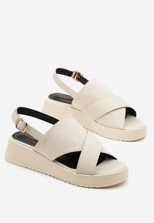 Renee - Beżowe Sandały Vices na Koturnie Ozdobione Wycięciami Sarerene. Okazja: do pracy, na spotkanie biznesowe. Zapięcie: sprzączka. Kolor: beżowy. Wzór: aplikacja. Sezon: lato. Obcas: na koturnie. Styl: biznesowy, klasyczny, elegancki