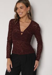 Born2be - Bordowa Koronkowa Bluzka z Długim Rękawem i Dekoltem w Serek Senafera. Typ kołnierza: dekolt w serek. Kolor: czerwony. Materiał: koronka. Długość rękawa: długi rękaw. Długość: długie. Styl: klasyczny, elegancki #4