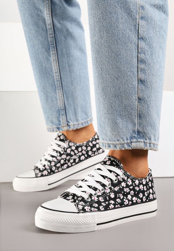 Born2be - Czarne Trampki z Cholewką Zdobioną Kwiatowym Wzorem Folaianna. Okazja: na co dzień, na spacer. Kolor: czarny. Materiał: jeans. Szerokość cholewki: normalna. Wzór: aplikacja, kwiaty. Styl: klasyczny, elegancki, casual