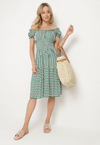 Born2be - Zielona Sukienka z Bawełny Ozdobiona Guzikami i Bufiastymi Rękawami Ronaria. Okazja: na co dzień. Kolor: zielony. Materiał: bawełna. Wzór: aplikacja. Sezon: lato, wiosna. Typ sukienki: sportowe. Styl: sportowy, casual, klasyczny #3