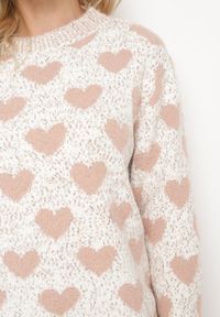 Born2be - Różowo-Beżowy Sweter z Wełną o Prostym Kroju Zdobiony Wzorem w Serca Zenina. Kolor: różowy. Materiał: wełna. Wzór: aplikacja. Sezon: zima