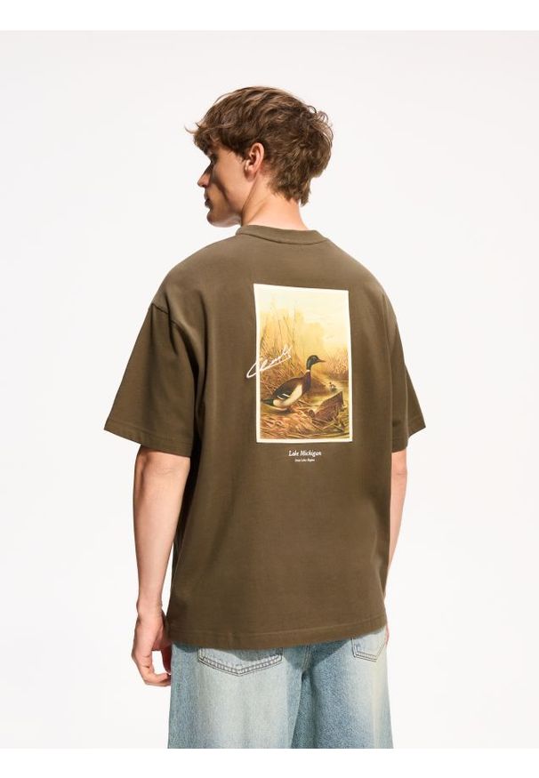 Reserved - T-shirt boxy z nadrukiem na plecach - oliwkowy. Kolor: oliwkowy. Materiał: dzianina. Wzór: nadruk