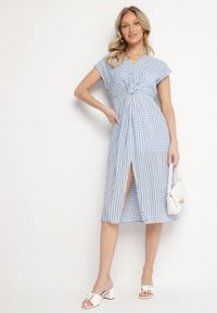 Born2be - Niebieska Ażurowa Sukienka z Wiskozą Ozdobiona Marszczeniem Nelsedi. Okazja: na co dzień. Typ kołnierza: dekolt w kształcie V. Kolor: niebieski. Materiał: wiskoza. Wzór: aplikacja, ażurowy. Sezon: lato. Typ sukienki: proste. Styl: casual, elegancki #2