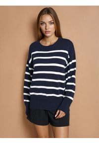 Sinsay - Sweter w paski z wiskozy - granatowy. Kolor: niebieski. Materiał: wiskoza. Wzór: paski