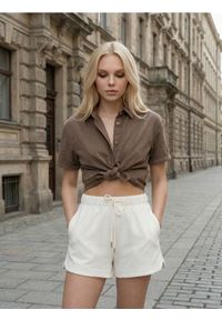 Sinsay - Szorty soft touch z domieszką wiskozy - kremowy. Kolor: kremowy. Materiał: wiskoza