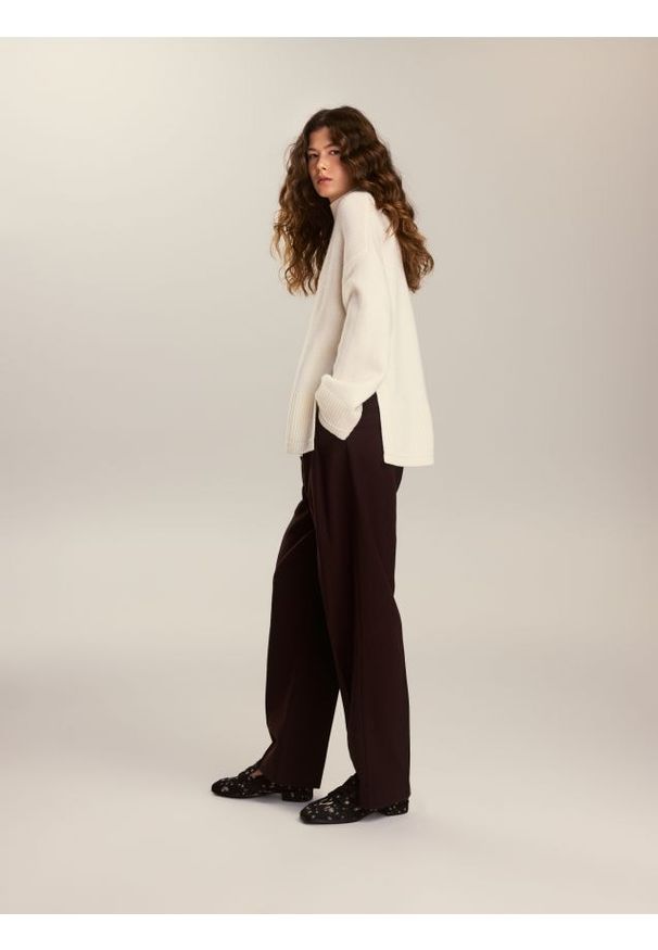 Reserved - Wełniany sweter z golfem - złamana biel. Typ kołnierza: golf. Materiał: wełna