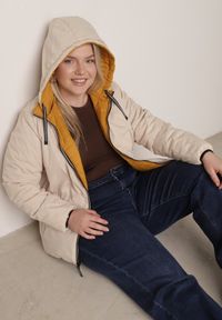 Born2be - Żółta Przejściowa Kurtka Dwustronna z Pikowaniem i Kapturem Azirane. Okazja: na co dzień. Typ kołnierza: kaptur. Kolekcja: plus size. Kolor: żółty. Materiał: jeans. Styl: casual, elegancki #4
