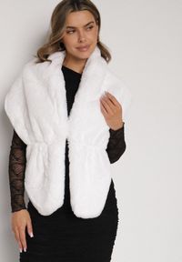 Born2be - Białe Futrzane Ponczo Narzutka Bralinne. Kolor: biały. Materiał: futro #2