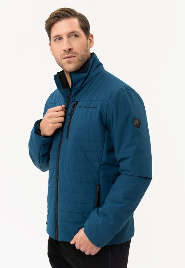 Volcano - Lekka, pikowana kurtka J-DAGO. Okazja: na co dzień. Typ kołnierza: kołnierzyk stójkowy. Materiał: materiał, polar. Wzór: napisy. Styl: casual