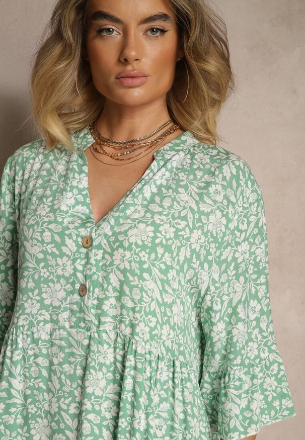 Renee - Zielona Rozkloszowana Sukienka z Bawełny Zdobiona Kwiatowym Wzorem Jenelitia. Okazja: na co dzień. Typ kołnierza: dekolt w serek. Kolor: zielony. Materiał: bawełna. Długość rękawa: krótki rękaw. Wzór: aplikacja, kwiaty. Typ sukienki: rozkloszowane. Styl: klasyczny, elegancki, casual