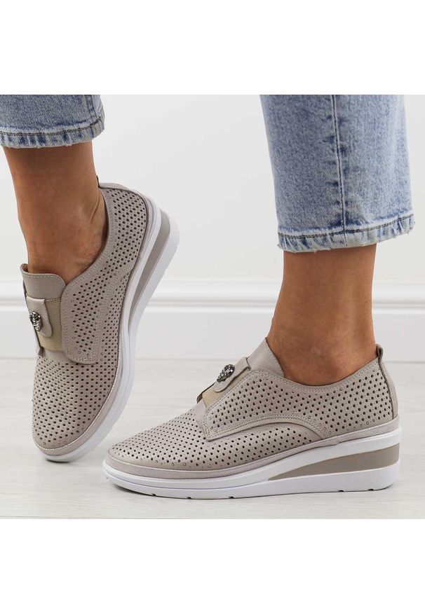 Szare skórzane ażurowe półbuty damskie na koturnie T.Sokolski 198. Zapięcie: bez zapięcia. Kolor: szary. Materiał: skóra. Szerokość cholewki: normalna. Wzór: ażurowy. Sezon: wiosna, lato. Obcas: na koturnie. Styl: elegancki, klasyczny