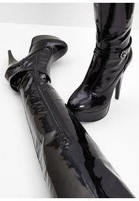 bonprix - Kozaki lakierowane na platformie o długości nad kolano. Kolor: czarny. Materiał: lakier. Obcas: na platformie #2