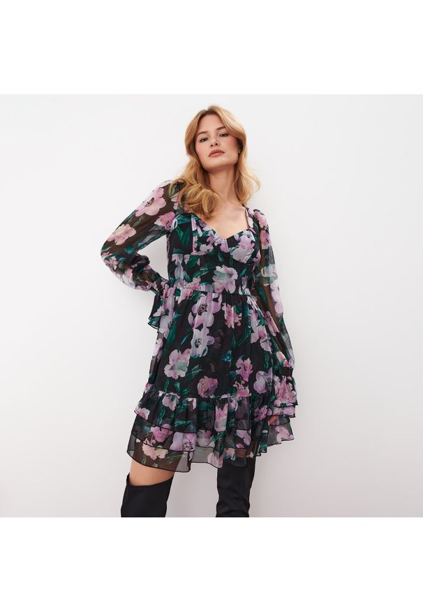 Mohito - Szyfonowa sukienka mini - Czarny. Kolor: czarny. Materiał: szyfon. Długość: mini