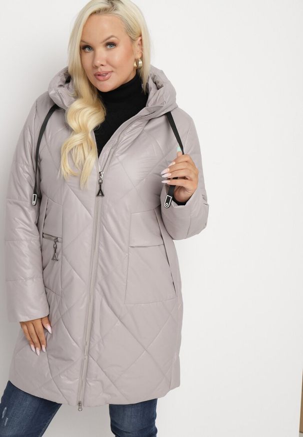 Born2be - Beżowa Długa Pikowana Kurtka z Kapturem i Dwustronnym Suwakiem Eritha. Okazja: na co dzień. Typ kołnierza: kaptur. Kolekcja: plus size. Kolor: beżowy. Materiał: jeans. Długość rękawa: długi rękaw. Długość: długie. Styl: elegancki, casual