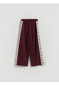 Reserved - Szerokie spodnie z lampasem - bordowy. Kolor: czerwony. Materiał: dzianina, bawełna #1