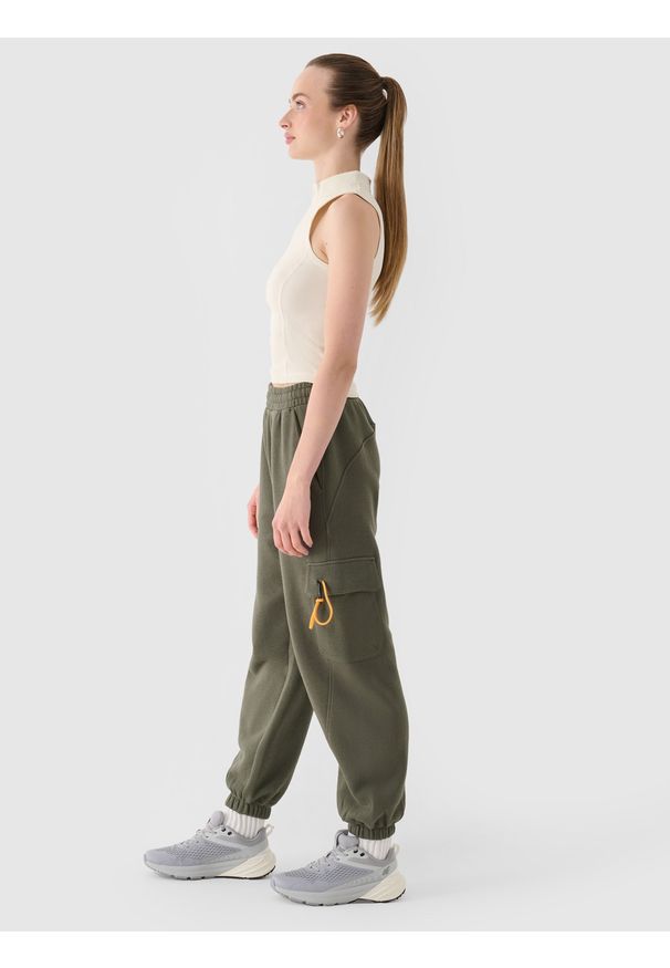 4f - 4F Spodnie dresowe joggery damskie - oliwkowe/khaki XS. Kolor: wielokolorowy, oliwkowy, brązowy. Materiał: dresówka. Wzór: gładki, ze splotem