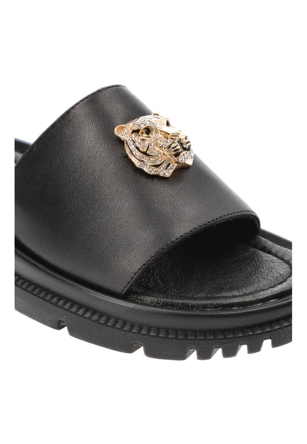 CheBello - Czarne Klapki Chebello Modne Obuwie Damskie. Okazja: na spacer, na imprezę, na plażę. Kolor: czarny. Materiał: skóra. Sezon: lato. Styl: elegancki