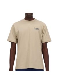Koszulka New Balance MT41588SOT - beżowa. Kolor: beżowy. Materiał: bawełna. Długość rękawa: krótki rękaw. Długość: krótkie. Wzór: napisy