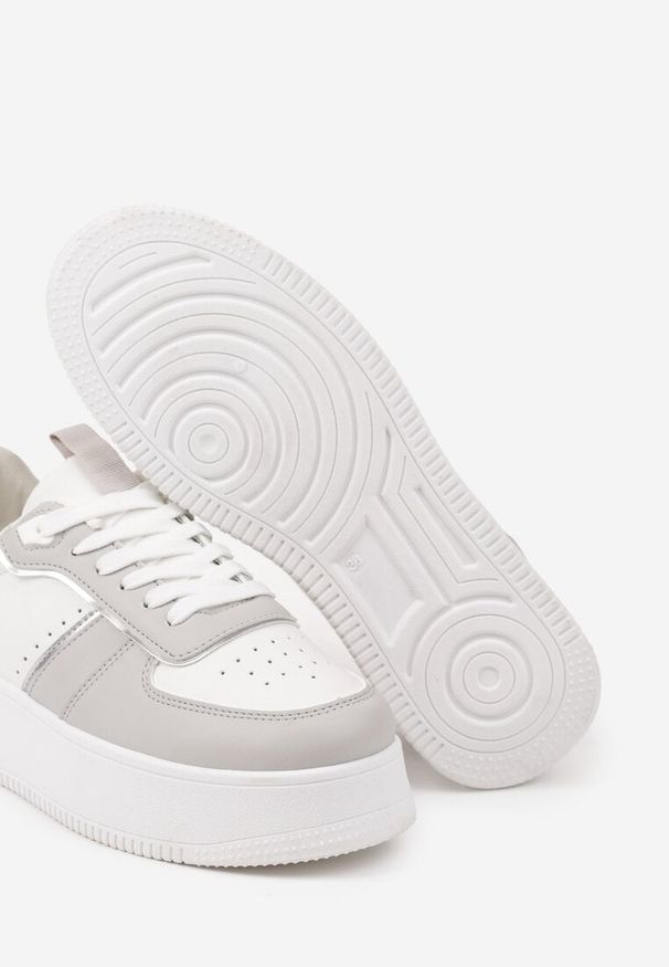 Born2be - Biało-Szare Klasyczne Sneakersy Vices na Grubej Podeszwie Torira. Okazja: na co dzień, na spacer. Nosek buta: okrągły. Zapięcie: sznurówki. Kolor: biały. Materiał: jeans. Sport: turystyka piesza