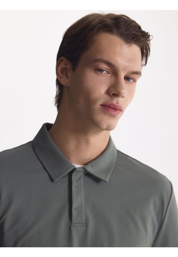 Reserved - Koszulka polo z bawełną merceryzowaną - zielony. Typ kołnierza: polo. Kolor: zielony. Materiał: bawełna