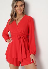 Born2be - Czerwona Kopertowa Sukienka Kombinezon Mini z Falbanką Bomina. Typ kołnierza: kołnierz z falbankami. Kolor: czerwony. Materiał: materiał. Typ sukienki: kopertowe. Długość: mini #5