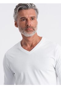 Ombre Clothing - Zestaw longsleeve męski V-NECK - mix 2-pak V8 Z41 - XXL. Okazja: na co dzień. Kolor: biały. Materiał: bawełna, materiał, skóra, tkanina. Długość rękawa: długi rękaw. Długość: długie. Wzór: gładki, jednolity. Styl: wizytowy, klasyczny, casual #6