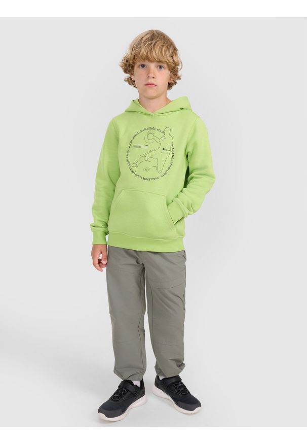 4f - 4F Bluza dresowa nierozpinana z kapturem chłopięca - zielona 134 (8-9 lat). Okazja: na co dzień. Typ kołnierza: kaptur. Kolor: zielony. Materiał: dresówka. Wzór: gładki, nadruk, ze splotem. Sezon: lato. Styl: casual, sportowy